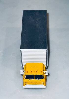 Ath-02747 Athearn 02747 Ho Yellow/white Ford C-series With Van Body Ready To Roll