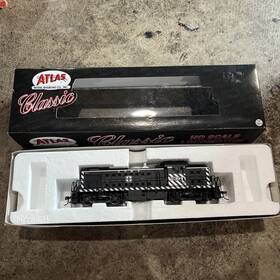 40001779 Atlas N #40001779 Alco Rs1 Standard Dc Classic Santa Fe #2394 Zebra Stripe Black