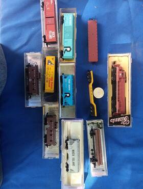 44703 Atlas N #44703 Rock Island U25b #214 With 8 Cars 2 Caboose Micro Trains