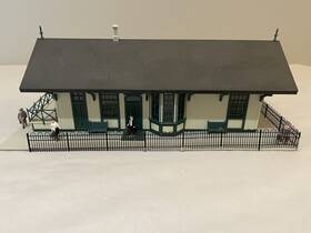 620-3 Atlas Ho Scale Maywood Station With Figures - Item #620-3