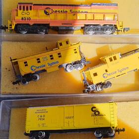 8210 Bachmann Chessie System Ho Scale Train Set Locomotive Caboose Refrigerator Car