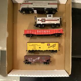 13554 Burlington Ho Scale Model Train Set Locomotive Caboose Freight Cars