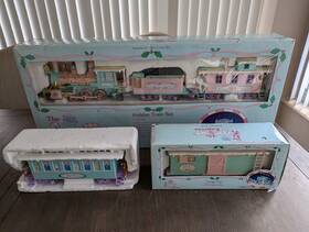 Enesco 045544251211 Precious Moments Sugar Town Express Holiday Christmas Train Set Passenger Cargo