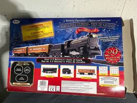 Eztec 019071606318 North Pole Express Christmas 29 Piece Battery Operated Train Set Tracks Sign Car
