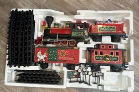 Eztec 019071621700 2010 North Pole Express Christmas Train Set 27 Pc Music #62170 - Works