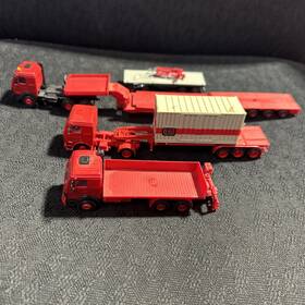 811363 Herpa #811363 3- Mercedes Cab With Low Bed Tri-axle Trailers And Container Red H.o