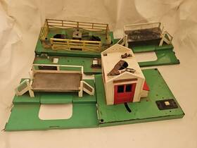 3656-3462p Lionel O Train Green Metal 3656 Stockyard And 3462p Milk Platform 145-17 Parts