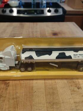Maisto 090159097020 Highway Hauler May Fresh Dairy Tanker Trailer Truck