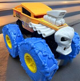 Gvk37 Matchbox Hot Wheels Twisted Tredz Vehicle Multicolored B17 I