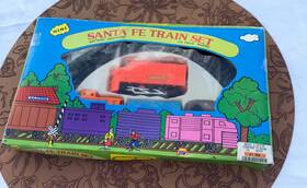 Midwestern Home Products 92188 Vintage Mini Santa Fe Battery Operated 12-piece Train Set