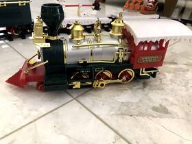 Toy State 011543053156 1999 North Pole Holiday Express Christmas Animated Musical Train Set