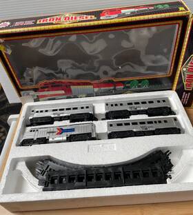 Toy State Industrial Limited 011543006022 1988 Amtrak Battery Operated Model Train Set #602 Untested With Track