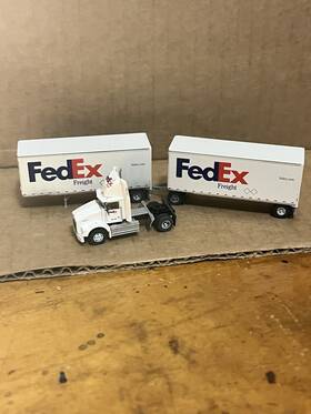 40589-02 Trainworx N Scale Fedex Kenworth T800 Cab And Two Pup Trailers