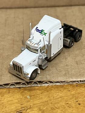45389-19 Trainworx N Scale Fedex Peterbuilt 379 Cab And 53ft Trailer On Display Only