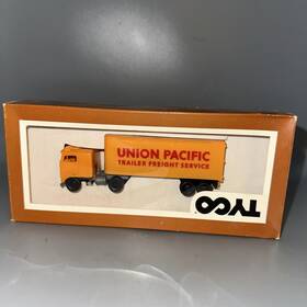 903-31 Tyco 903-3 Ho Semi-tractor With Union Pacific Trailer