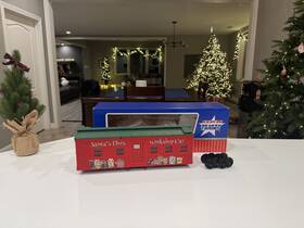 R18302 Usa Trains Holiday Christmas Car Santas Elves Workshop Red Boxcar 2021