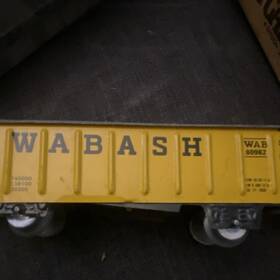 80982 Wabash Southern Pacific Freight Car And 6000 Locomotive Model Train Set Yellow Red