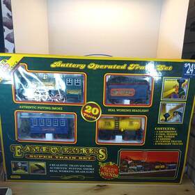 2225 Xiesheny Toys Eastern Express Train Set Battery Operated Locomotive With 3 Cars And 16 Track Pc