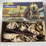 Ho Scale Athearn, 40' Flat Car With Stakes Rio Grande, Brown #22317 - 1347 Built. Fixed Price $14.99.