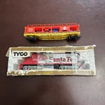 Tyco Santa Fe 5628 Locomotive Ho Diesel Train Engine Car Hauler Trailer ATSF9704. Fixed Price $39.99.