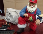 2004 Lionel Train - Kurt Adler Fabriche Santa W/ Hand Crafted 7. Fixed Price $55.99.